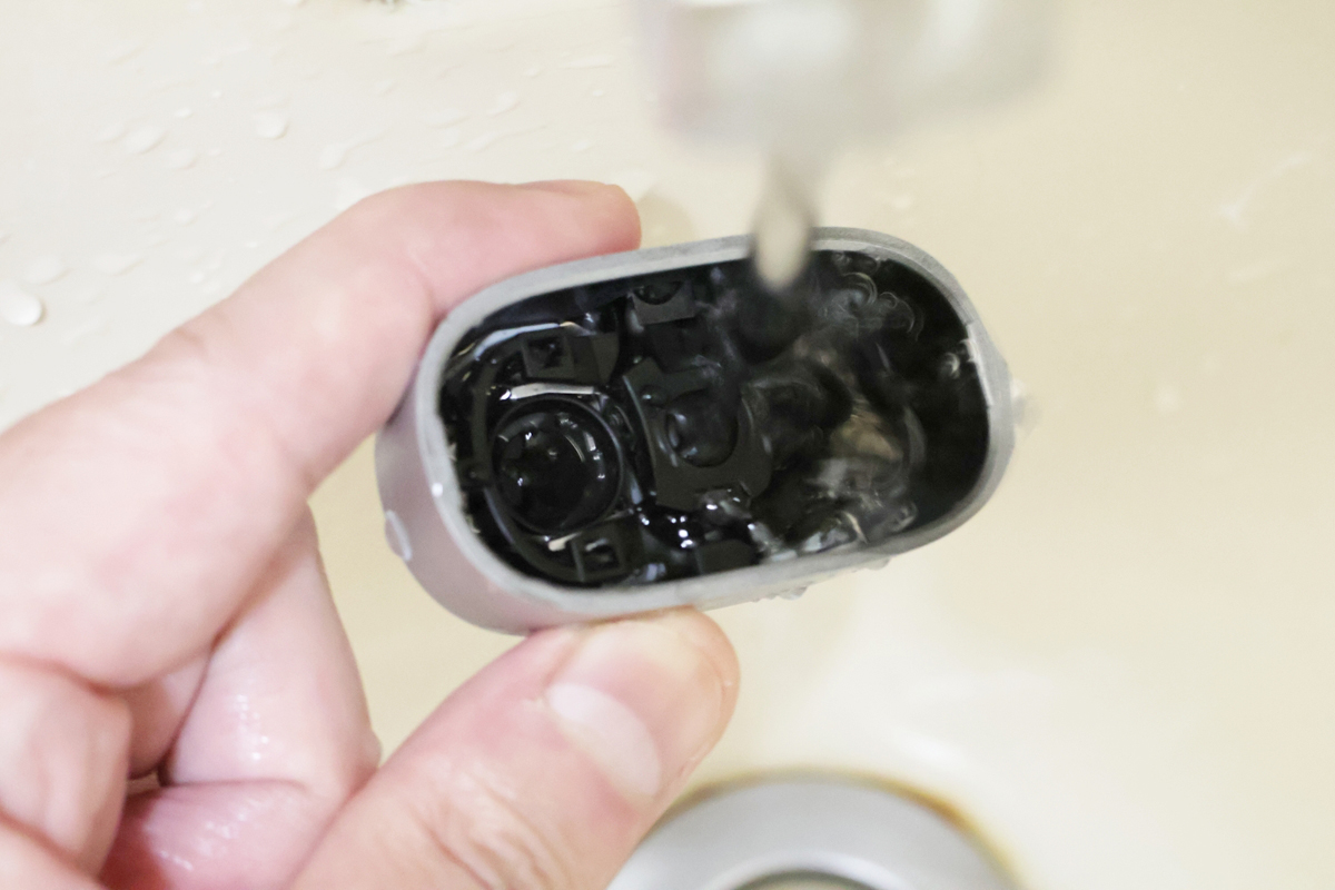 お手入れは、シェービングユニットの内部と外部をそれぞれぬるま湯か水で30秒ずつ洗い流し、水を切って乾かして本体に戻すだけ。ヒゲが刃にこびりつく感じがなく、非常にスムーズにお手入れができます