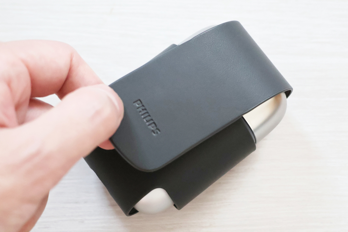 付属の携帯カバーは薄型でかさばりにくく、マグネットで閉じる方式で開閉もラク