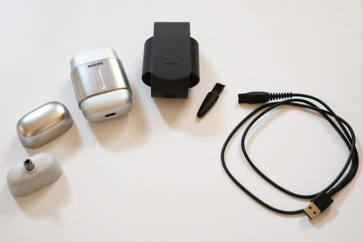 付属品。左から鼻毛トリマー、保護キャップ、本体、携帯カバー、クリーニングブラシ、充電ケーブル(充電アダプタは別売)