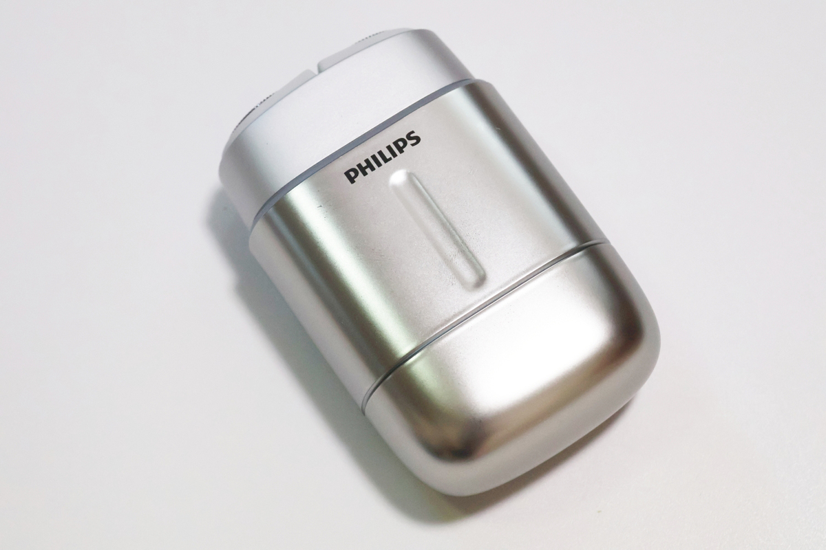 外した保護キャップを本体下部に装着している状態