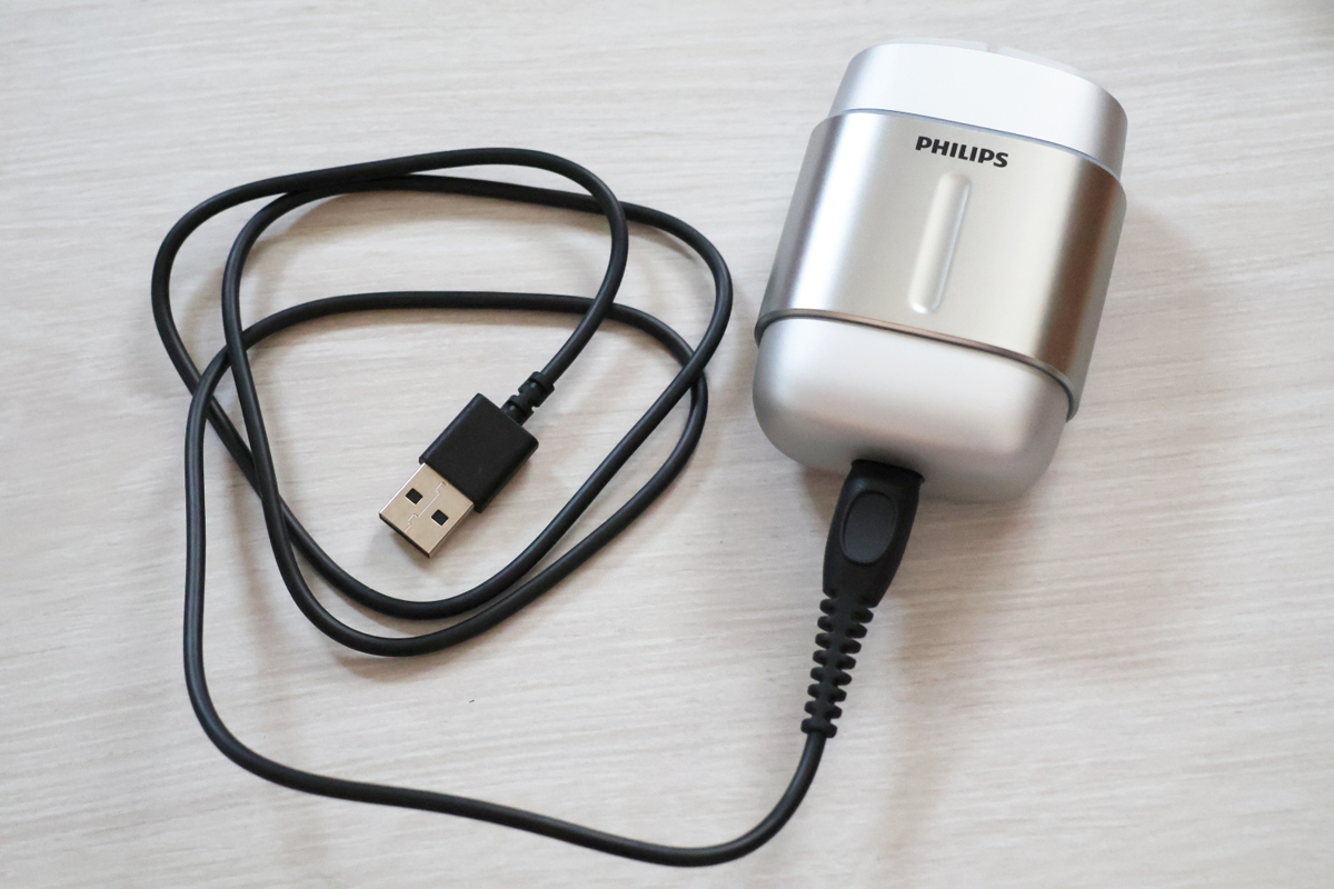 充電時間は充電ケーブル使用で約1時間、ワイヤレス充電パッド使用で約2時間