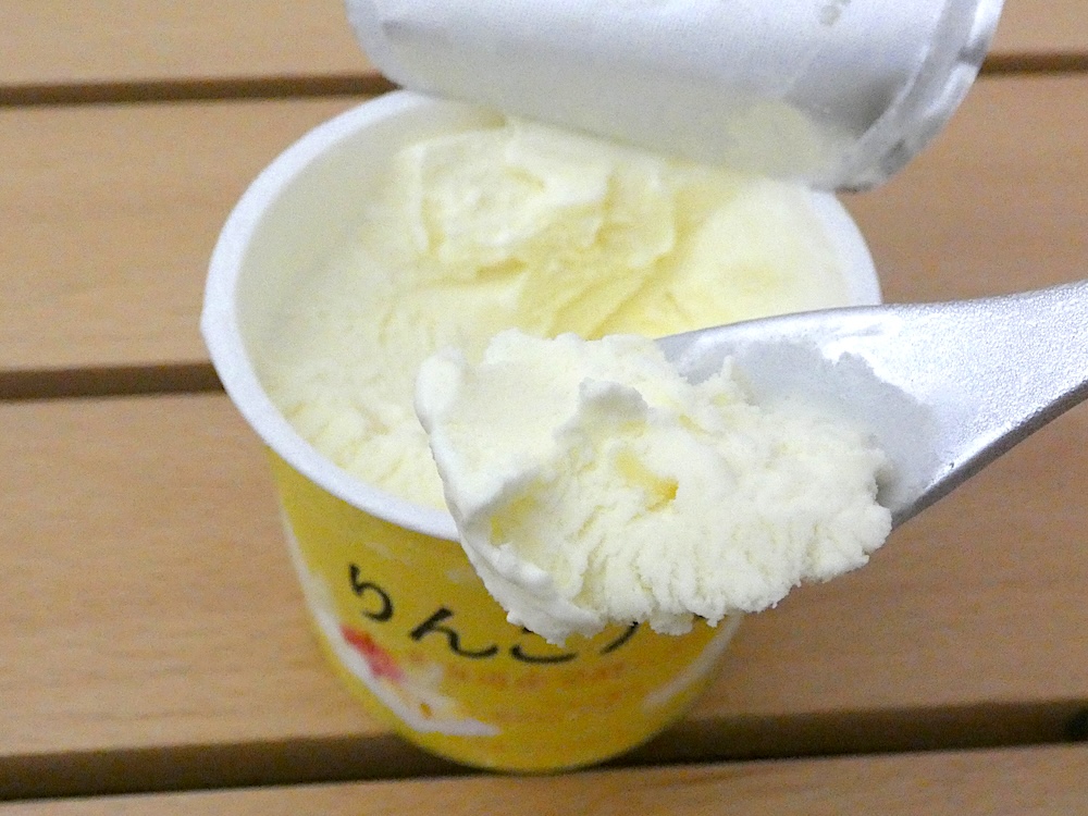 りんご果肉入りのソースがミックスされた、ふんわりとなめらかで濃厚なアイスクリーム