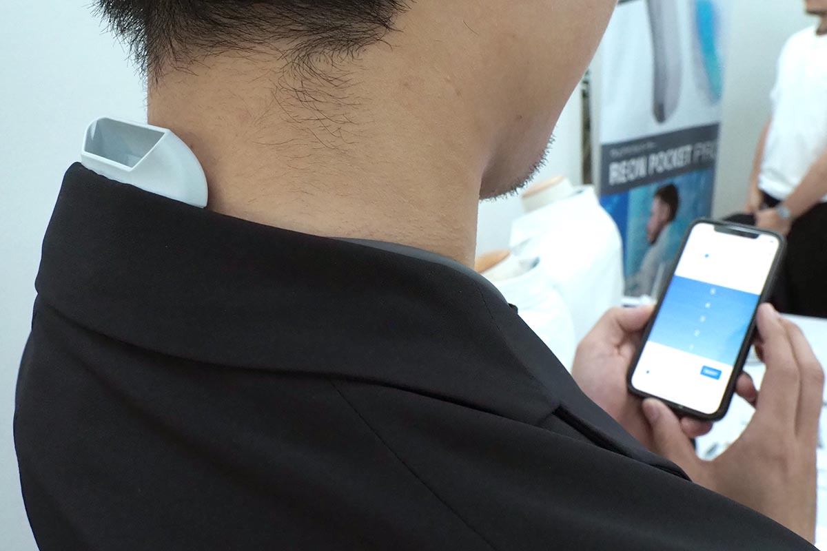 装着すると、ジャケットなどを着てもあまり目立たないのもいい