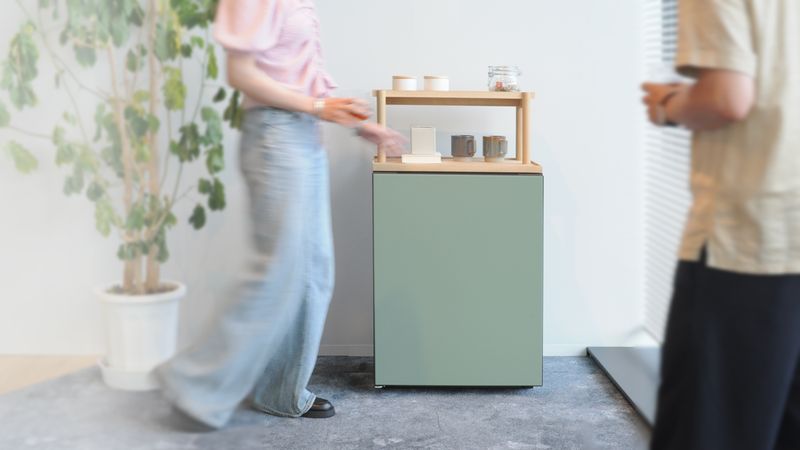 組み合わせを楽しめる。写真は冷蔵庫「Chiiil R-MR7S」色:モス(G)、木製家具「MINIBAR」色:オーク(D)