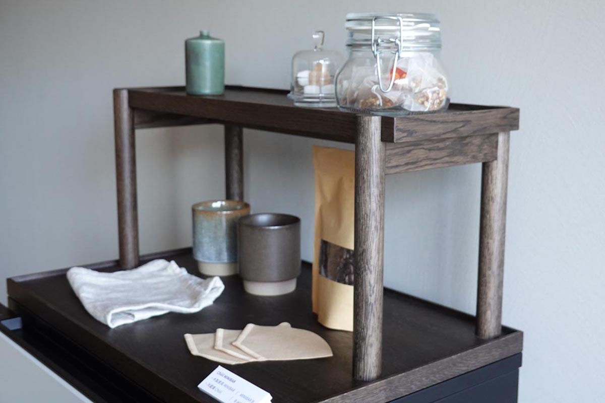 棚にはグラスやスナック、小物が置ける。写真の木製家具「MINIBAR」はスモークドオーク(B)