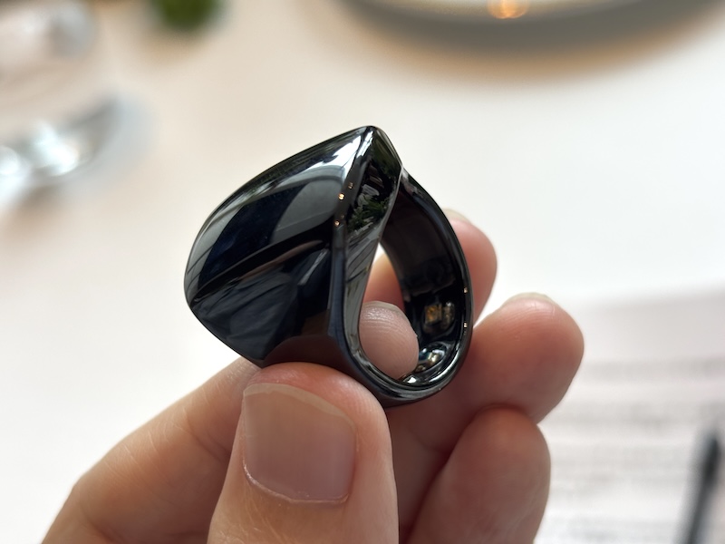 こちらは初代のOura Ring。ゴツくてかっこよいかもしれないが、自分には無理そう