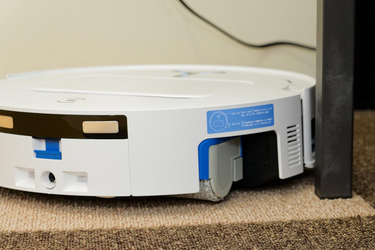 カーペットや畳のエリアでは水拭き用のローラーモップを持ち上げてゴミ吸引だけを実行する