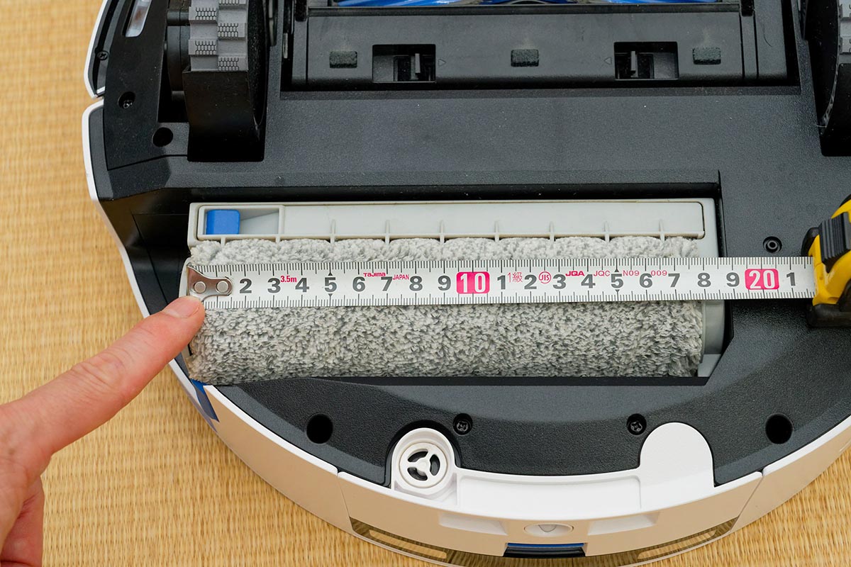 ローラーモップの幅は約18cm、床に接触する部分は3cm程度と思われる