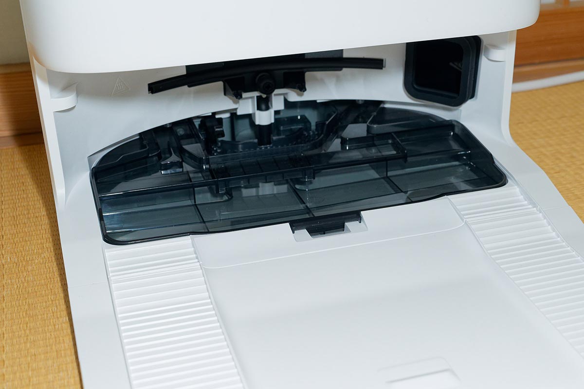 トレイ部分は乾燥にともなうホコリが見えるものの、手入れする必要はまだまだなさそうだ