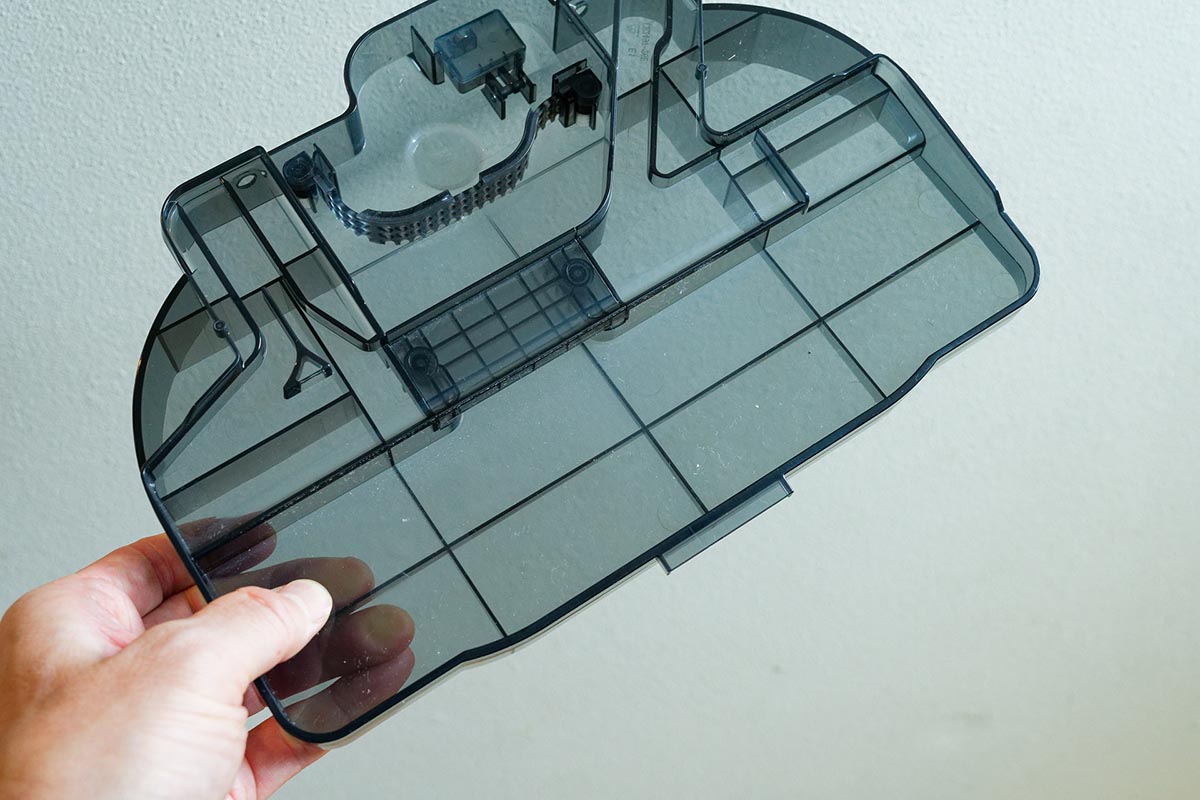 トレイ部分は乾燥にともなうホコリが見えるものの、手入れする必要はまだまだなさそうだ