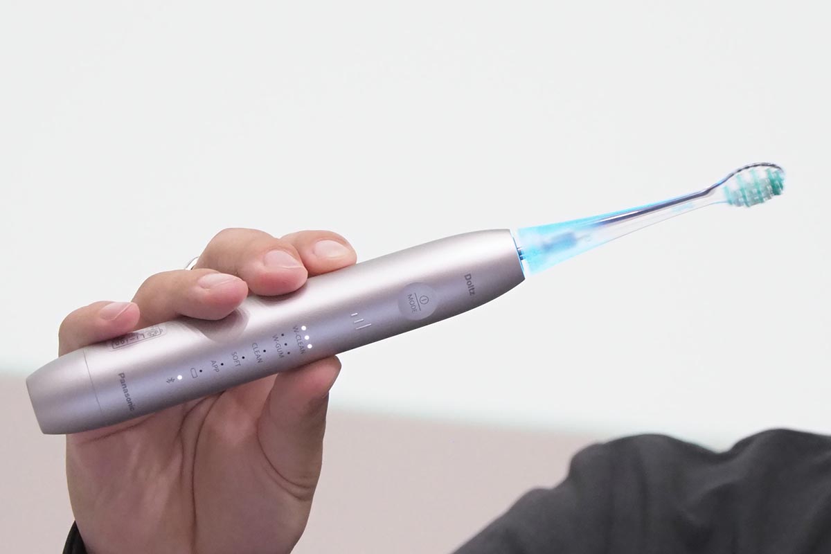 正しい角度で当てるとブルーに光る