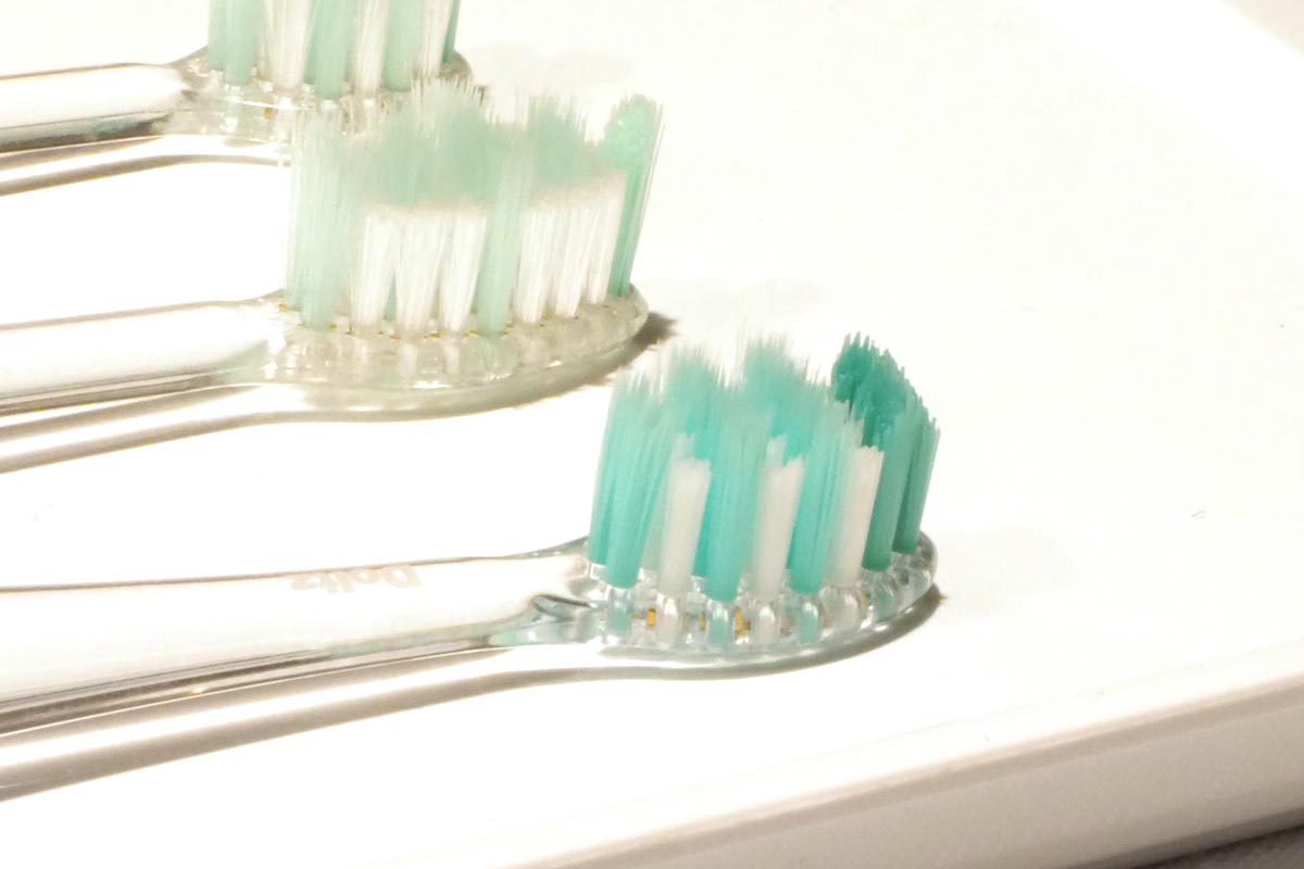 手前が新開発の歯間フィットブラシ