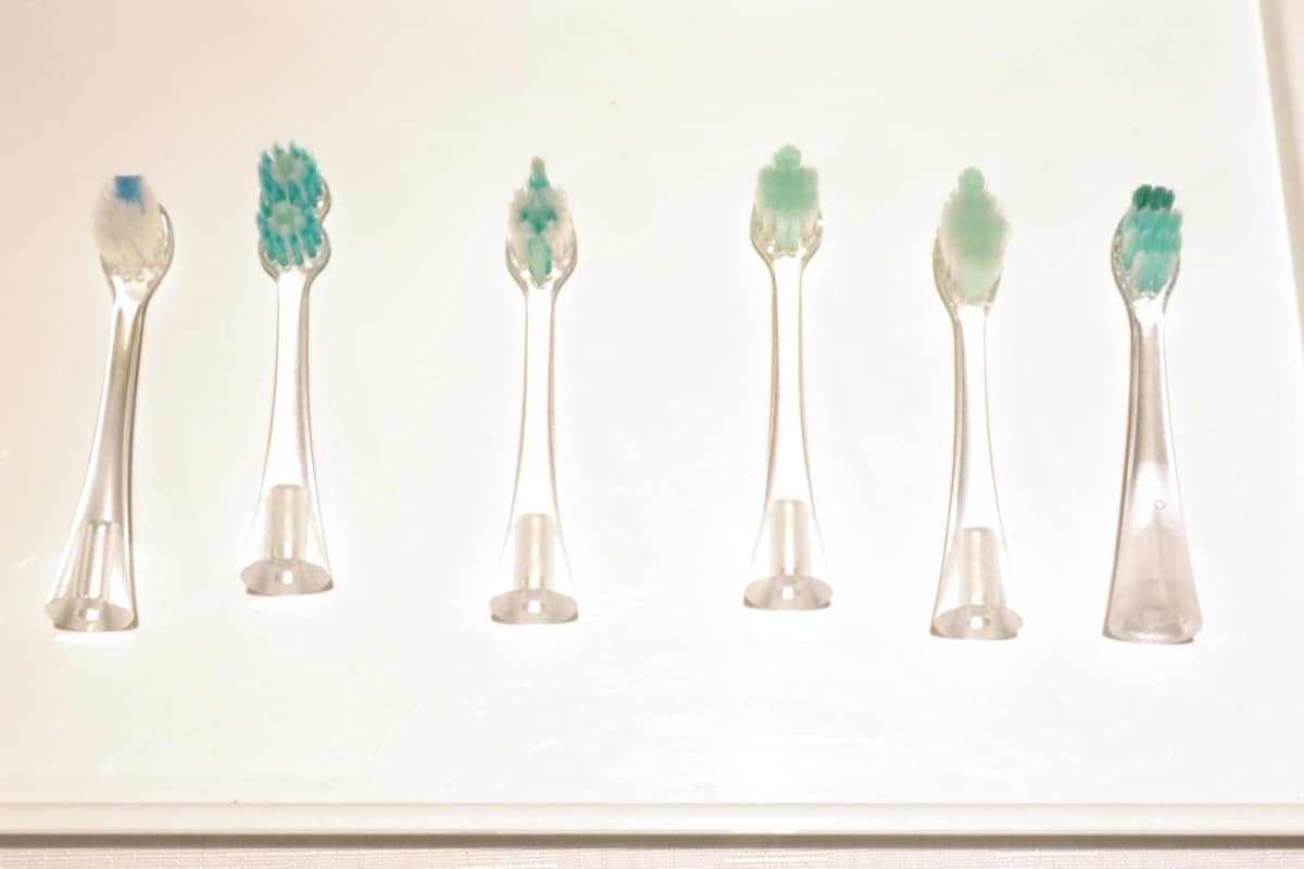 右が歯間フィットブラシ、左の5本がこれまで試作されたブラシの一部。歯間へ届くだけでなく、曲げへの強さなど様々な基準をクリアして完成品に