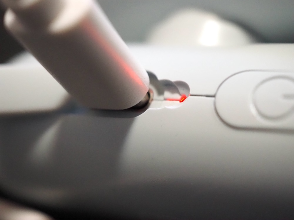 充電も各ファンごとに行なう。二股のUSB Type-Cケーブルが付属