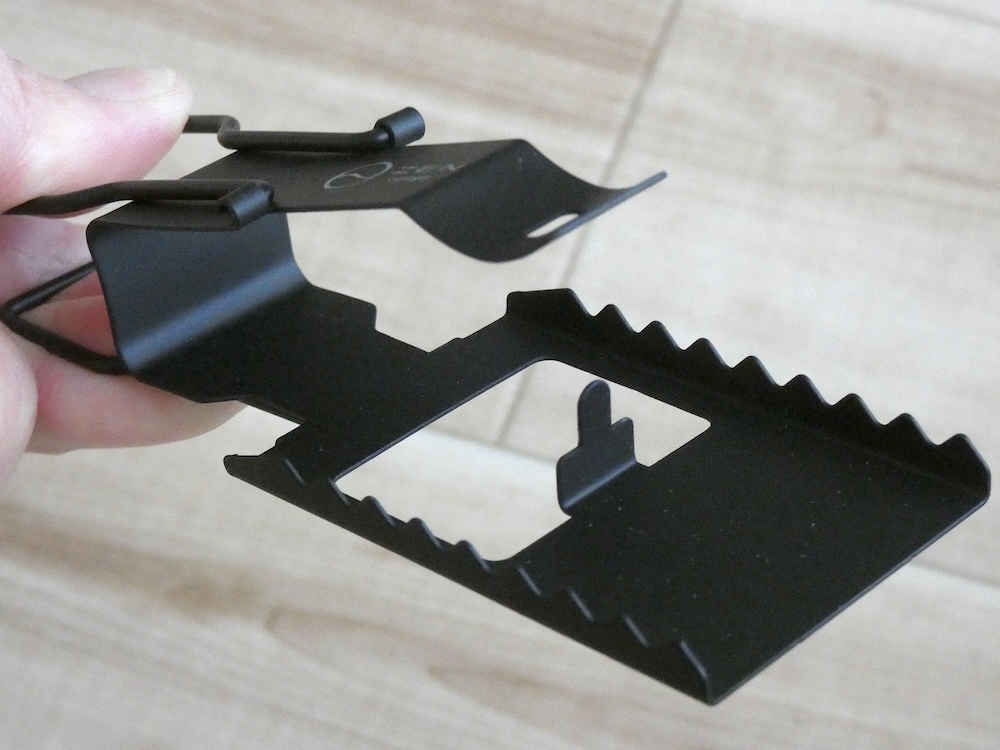 レバーを両側からつまんでクリップ部分を開く