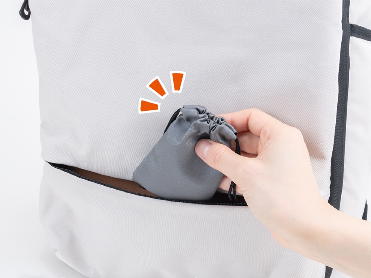 ポケットサイズで携帯しやすい。ポーチ付き