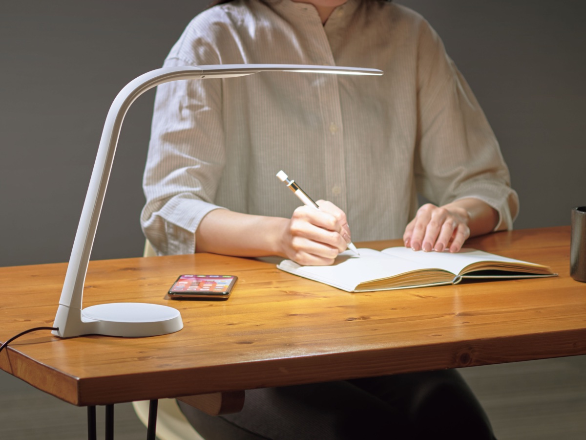 シェードが薄く、シンプルで洗練されたデザインが特徴