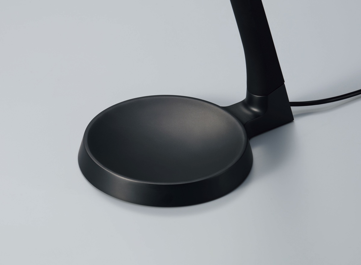 円形のベースにはちょっとした小物を置ける