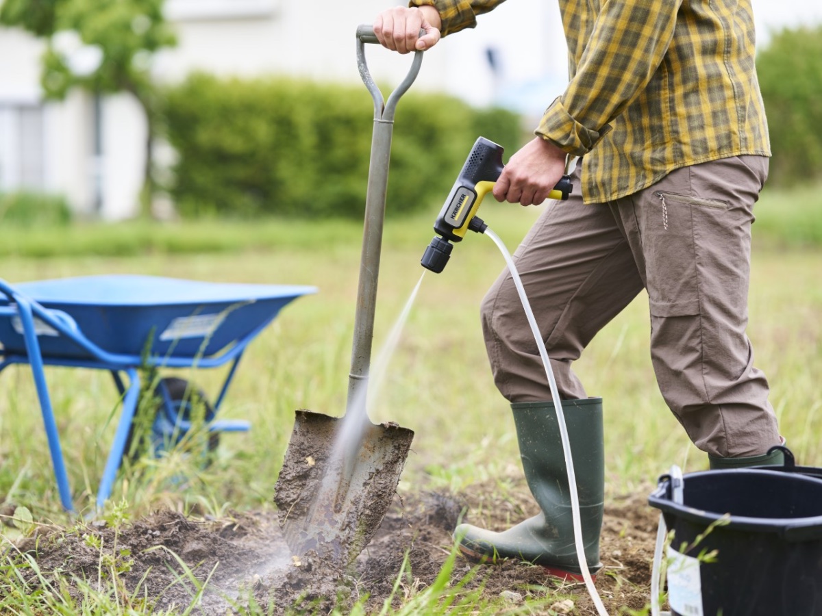 付属のホースを使ってバケツから給水可能