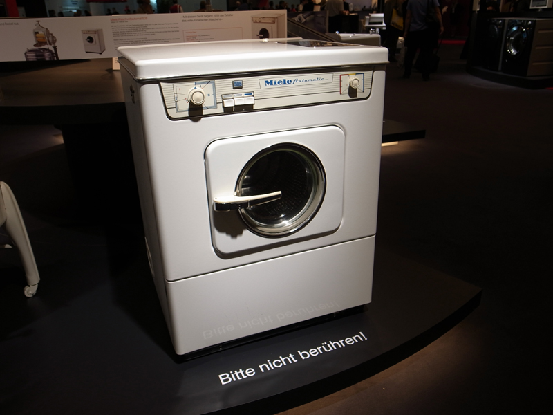 ドイツの老舗家電メーカーであるミーレが1958年に発売した洗濯機。今のドラム式洗濯機の原型ともされています