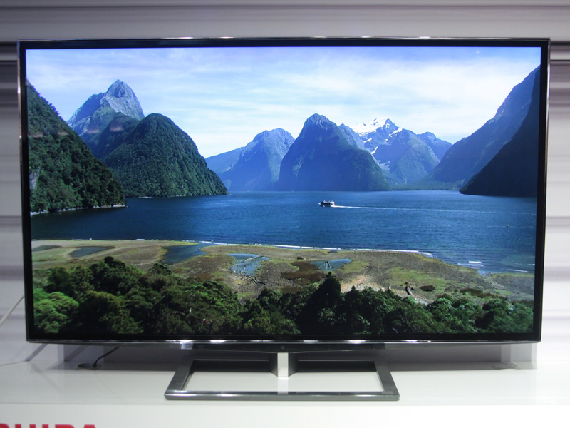 東芝がIFA 2011に出展した裸眼3D視聴に対応する55型4K液晶テレビ「55ZL2」