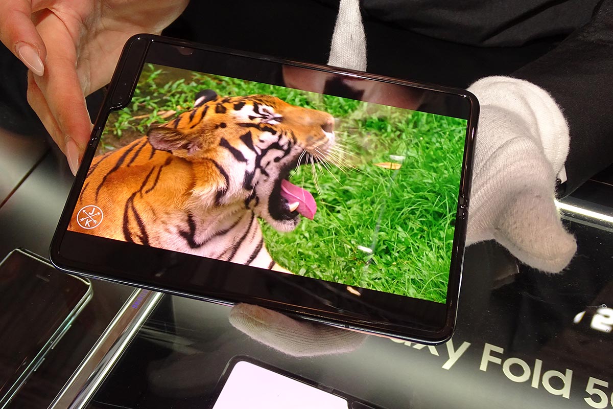 2019年、IFAに出展したサムスン電子が初のフォルダブルスマホ「Galaxy Fold 5G」を披露