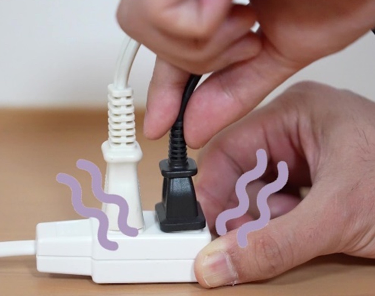 コンセントのプラグがぐらぐらする様子