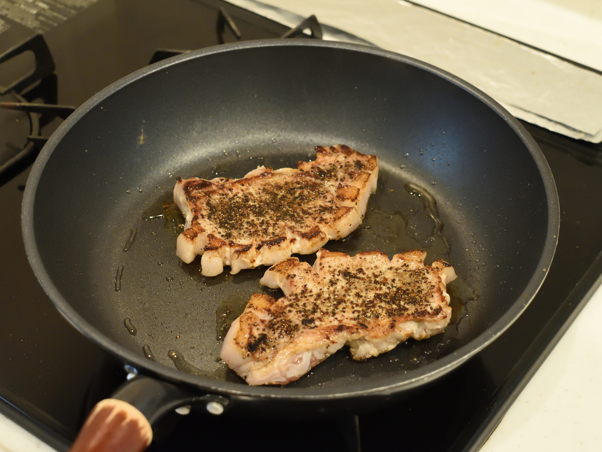 筋を切っておくと、焼いても肉が反り返りません