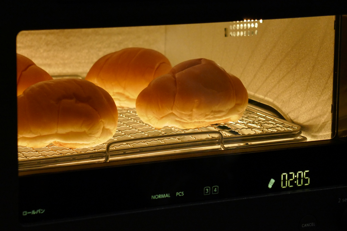 ロールパンモードでは近赤外線ヒーターをメインにしてパン内部を温める