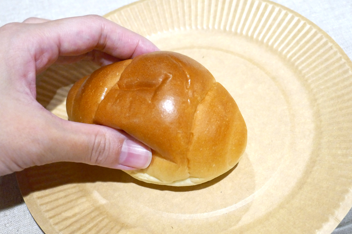 見た目は温める前と変わらないが、しっかりと中まで温まり、ふわふわの感触だ