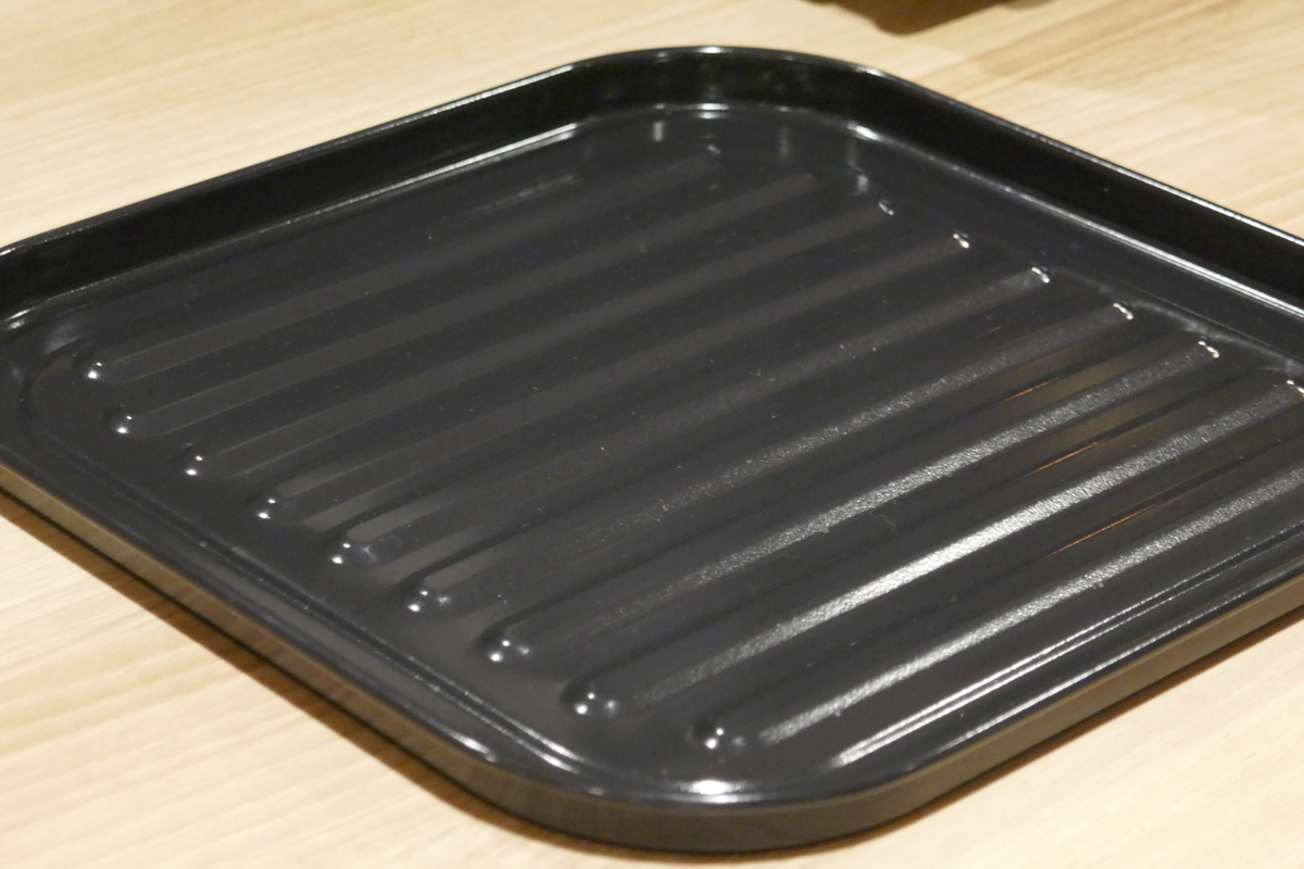 新採用の黒色セラミック塗装天板