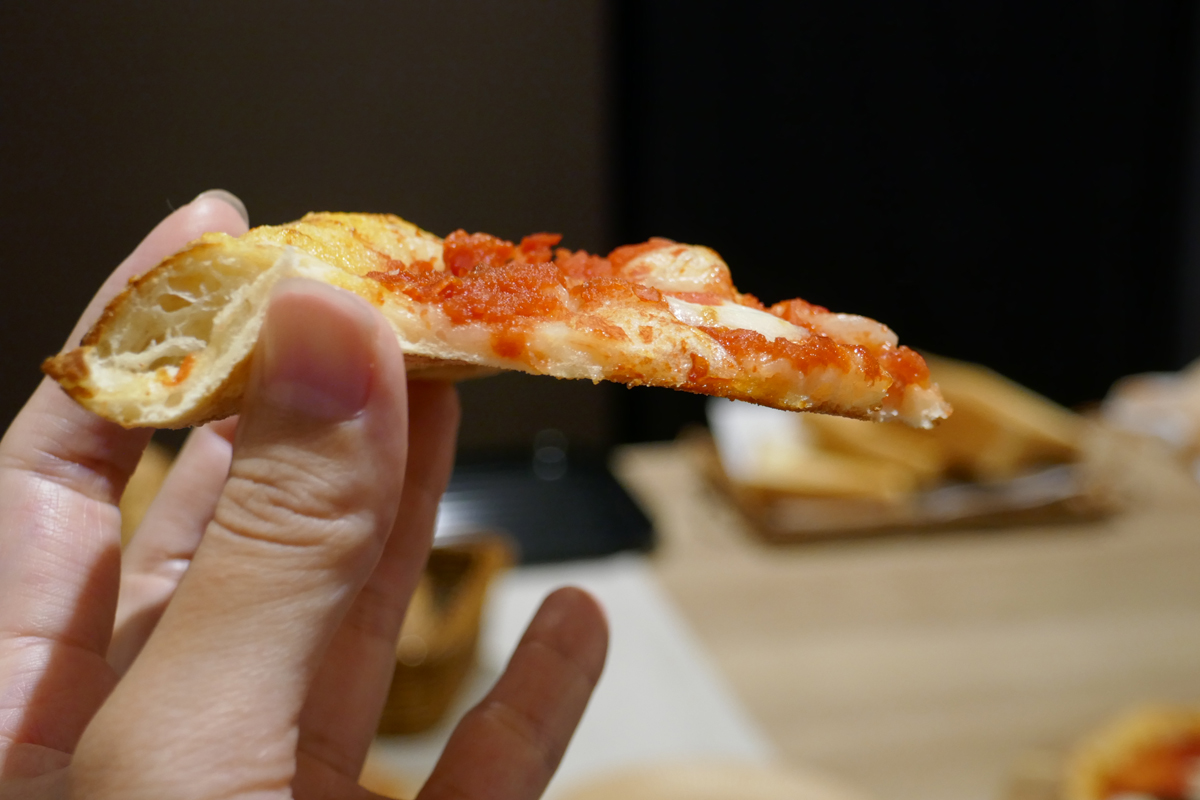 スーパーのパンコーナーやお惣菜コーナーにあるピザを温め直した。へにゃっとなりがちな裏側もカリッと仕上がっている