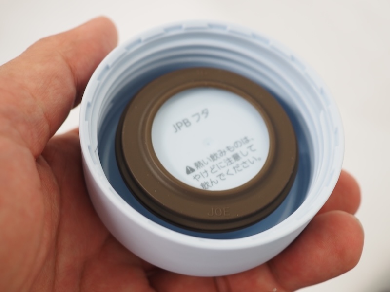 フタのパーツは、シンプルでありつつ水滴が垂れにくいパッキン形状を採用