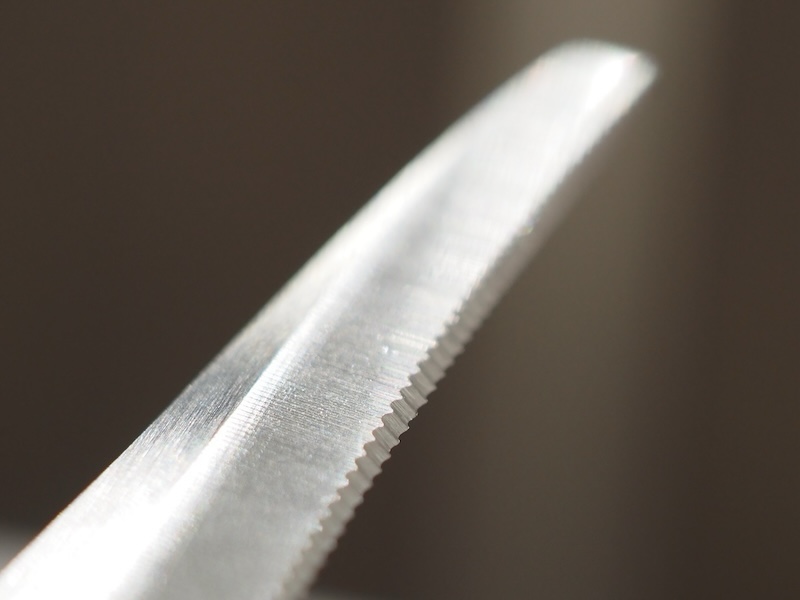 ギザギザの形状をした刃を採用