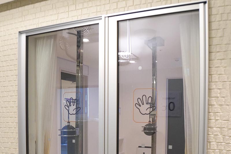 東京・新宿にあるLIXILの「住まいStudio」にて、窓による断熱の違いなどを体験して取材しました