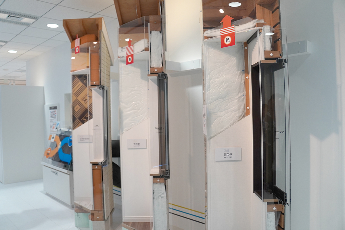 住まいStudioには、等級による断熱の違いがわかるカットモデルもありました。等級2の家は綿のような断熱素材が薄く配置されているだけで、壁のなかはスカスカ。一方、等級6の家は壁にギッチリと硬質ウレタンフォームが詰まっています