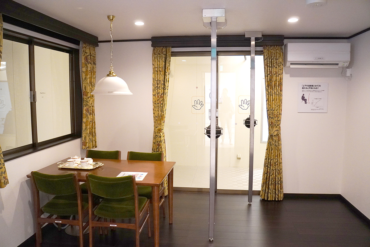 最初に入った「昔の家」のリビング。部屋のさまざまな場所に温度計のほか、体感温度をチェックするための黒球温度計などが配置されています