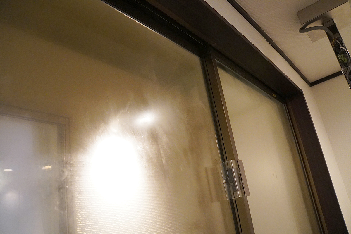 昔の家はリビングとエアコンのない廊下・トイレの温度差も顕著でした。トイレは9.7℃でリビングとの温度差が10℃以上あり、ヒートショックの心配もありそう。この時代の窓は1枚ガラスのため、廊下の窓には結露も発生していました
