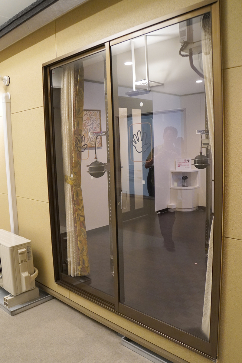 「昔の家」の窓を外からみたところ。この家の窓はアルミのサッシに単板ガラスを一枚はめ込んだ単純な構造です。ガラスが外の冷気を伝えやすいうえ、アルミのサッシ部分がとにかく冷たい！