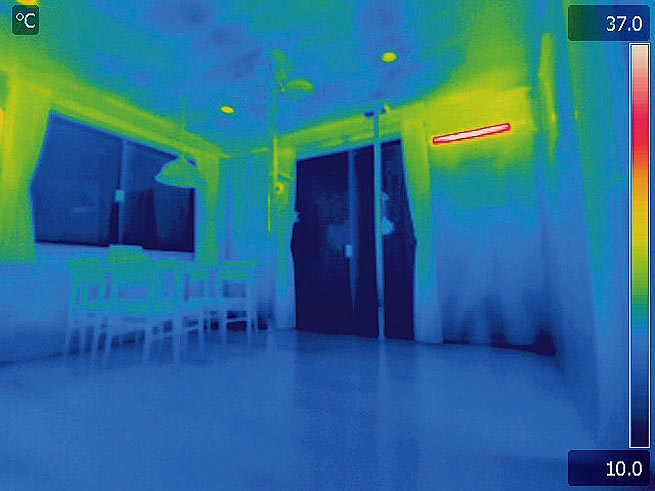 「昔の家」をサーモグラフィーでみると、とにかく窓が冷たいのがわかります。また、同じ室内でも床や壁際の温度差が大きいのも「昔の家」の特徴です