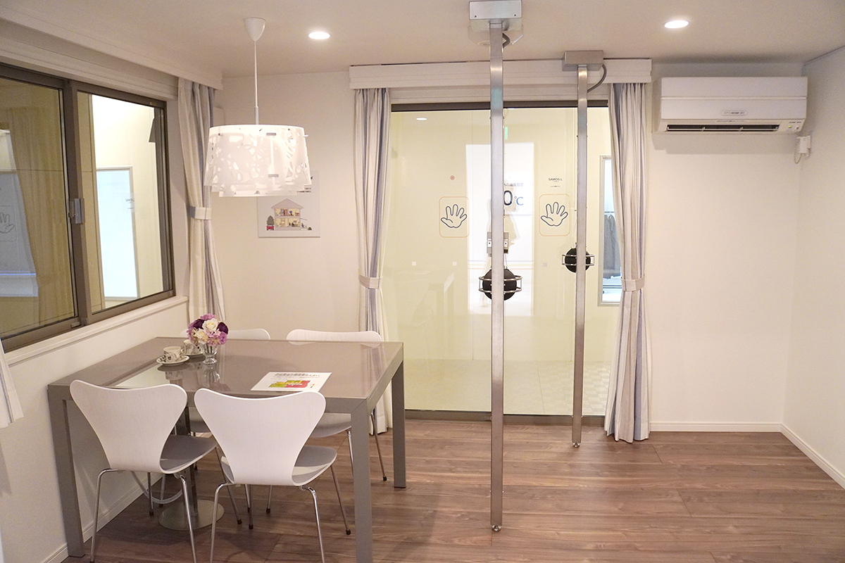 「今の家」のリビング。家具も「昔の家」よりやや現代っぽくなっています