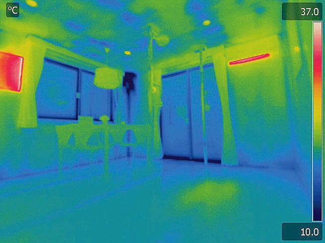 「今の家」のサーモグラフィー。エアコンは同じ設定温度(20℃)なのに、全体的に室温が高くなっている「今の家」。部屋の上下の温度差もかなり解消されています