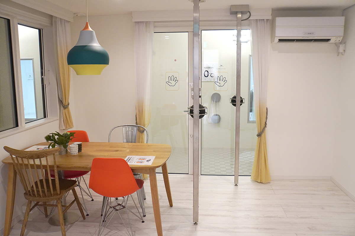 「これからの家」のリビング。実は、テーブル右奥の椅子はあえて金属製を採用。部屋が年間を通じて快適な温度なので、座ったときに金属特有の冷たさを感じません