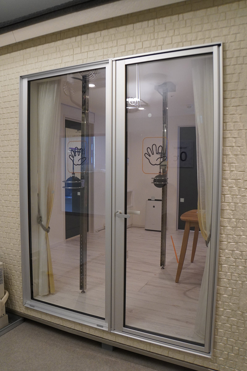 「これからの家」の窓を外からみたところ。ここでは高性能樹脂アルミ複合窓を採用。ペアガラスの間に空気よりも熱伝導率が低い「アルゴンガス」を封入しているのが特徴です