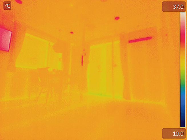 「これからの家」サーモグラフィー。エアコン吹き出し口の温度が他よりも低い「これからの家」。部屋全体の色が明るく、ほかの家より室内温度が高く、ムラが少ないのも特徴的です