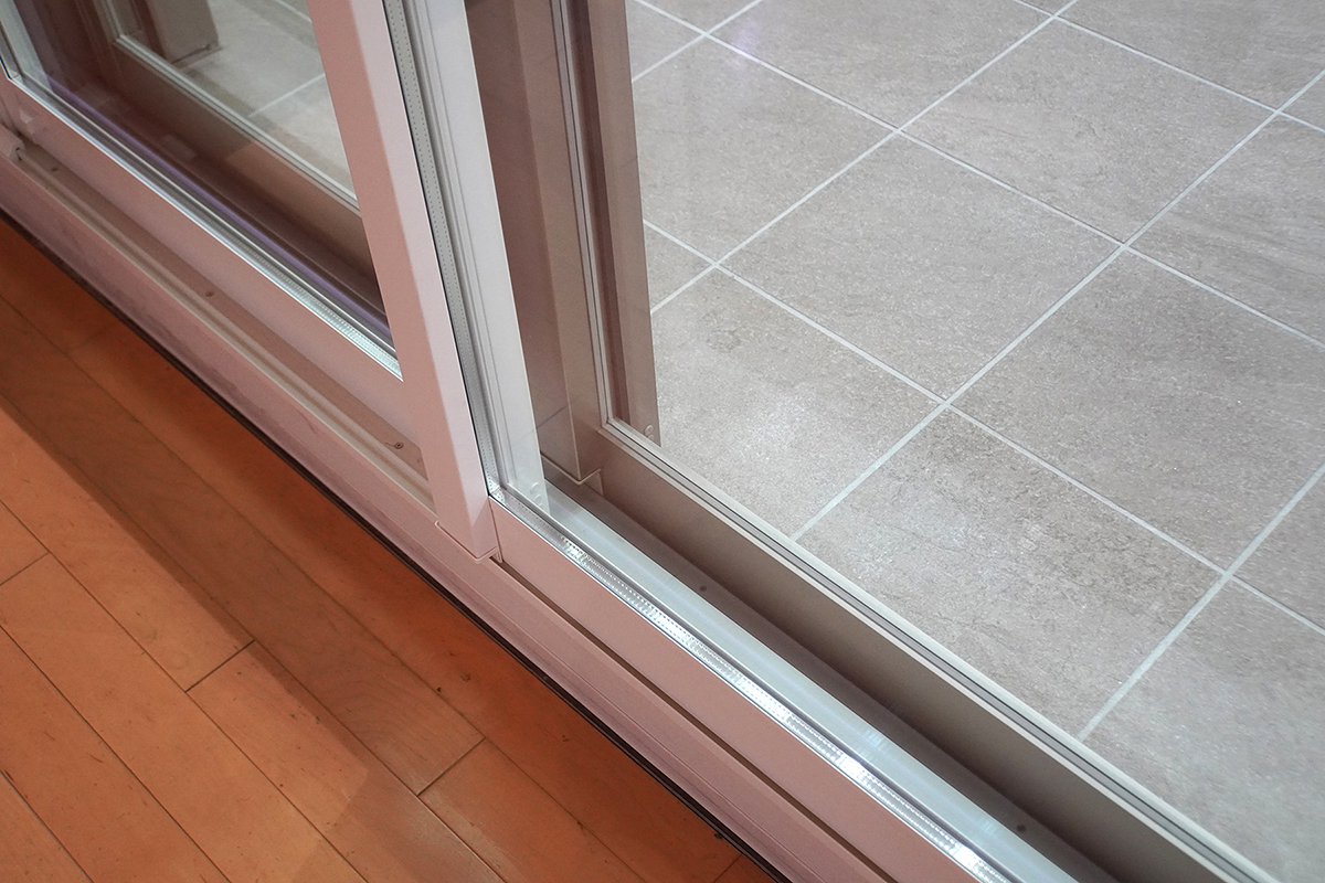 古い家だから今の規格の窓は取り付けられないかも……という家庭向けに、LIXILでは窓の内側にもう一枚の窓をつけて断熱性能を高める「インプラス」といった製品も扱っています