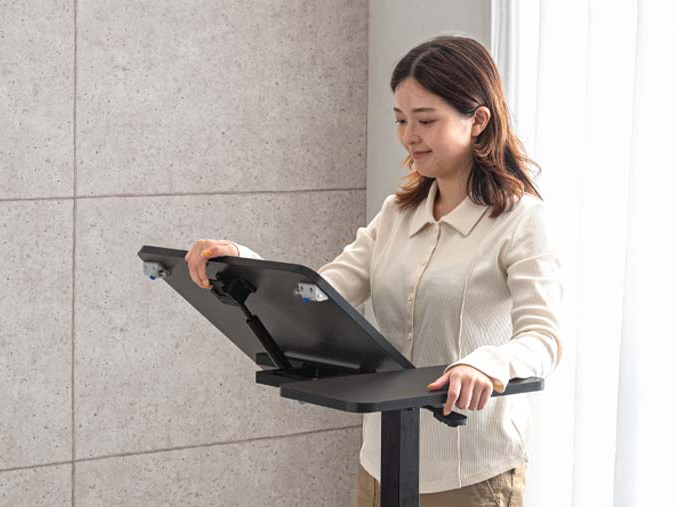 天板の高さや角度を調整できる