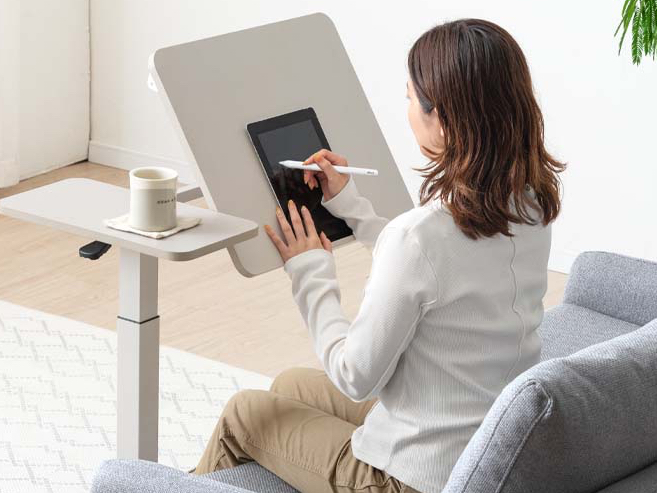 角度調整が可能なメイン天板と固定式のサイド天板の2分割構造