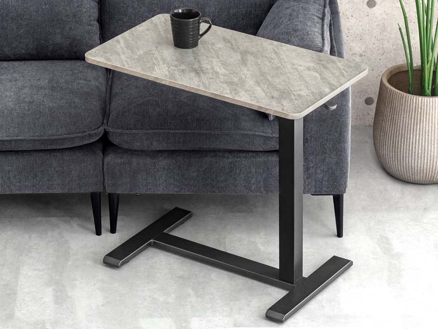 キャスターを含めても厚さ約3cmのフラット脚を採用