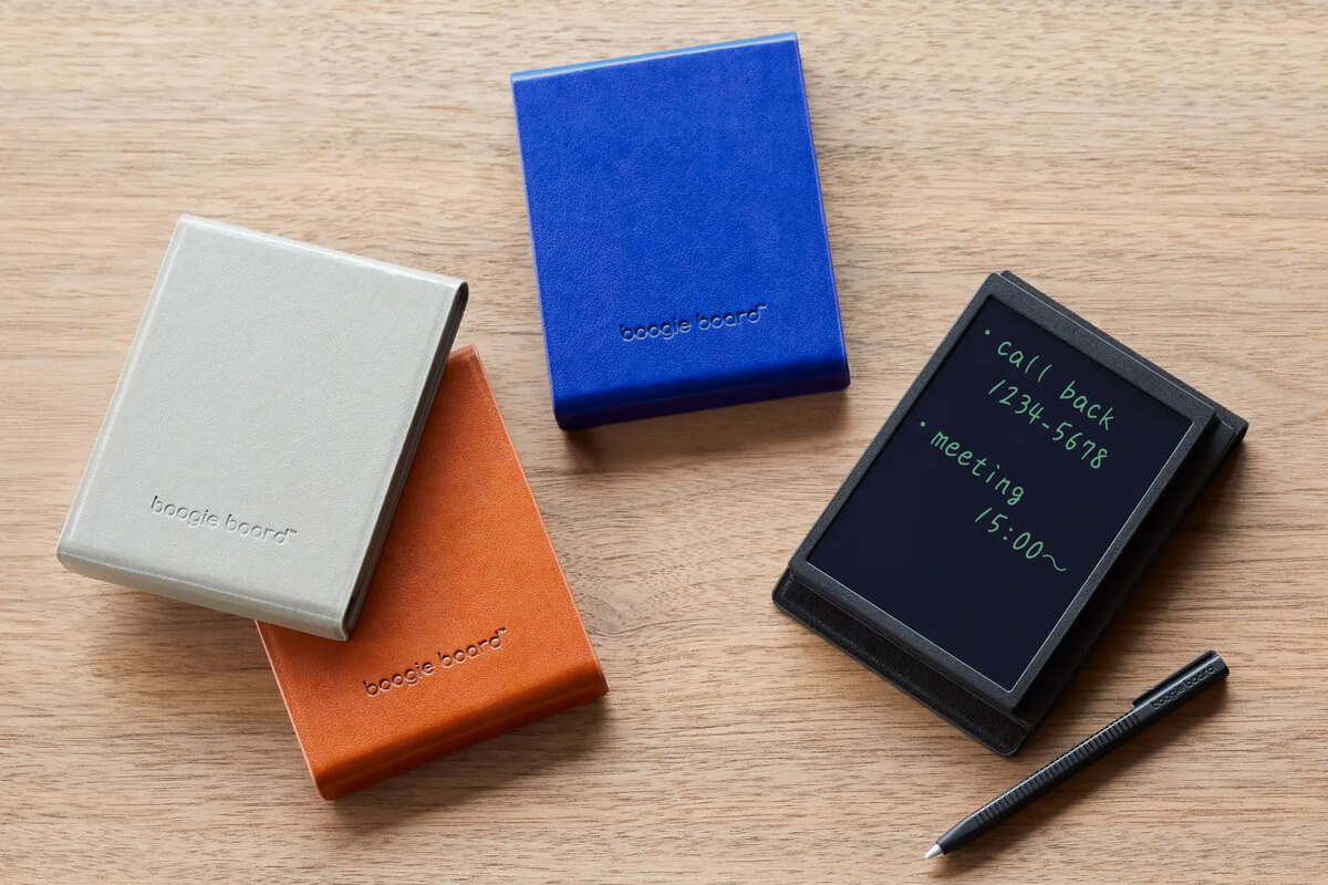 アオ、クロ、キャメル、グレーの4色展開で、高級文具のようなデザインになっている